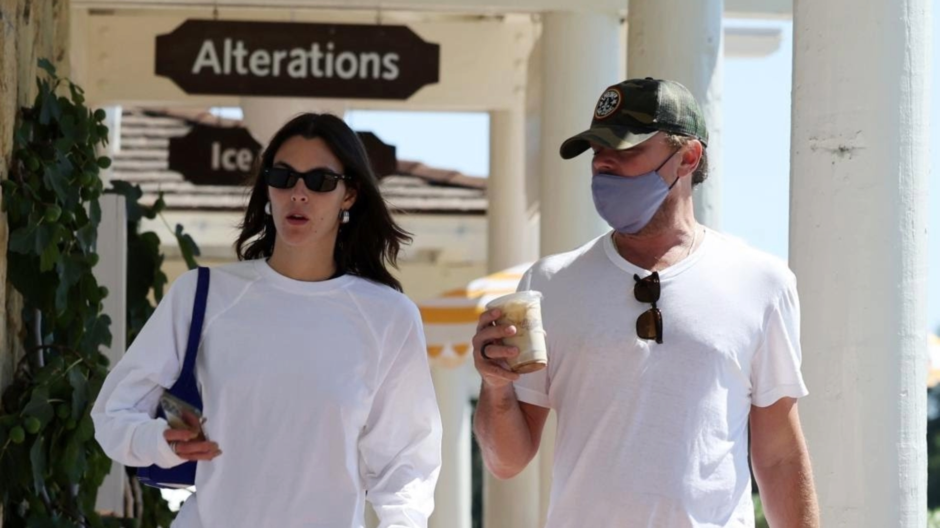 Leonardo Dicaprio E Vittoria Ceretti Beccati A Ibiza Le Foto Del Bacio