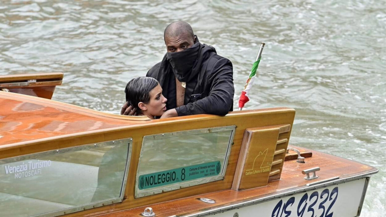 Kanye West E Bianca Censori A Venezia Espulsi Per Atti Osceni VIDEO