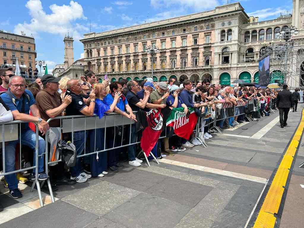 cittadini in Piazza Duomo