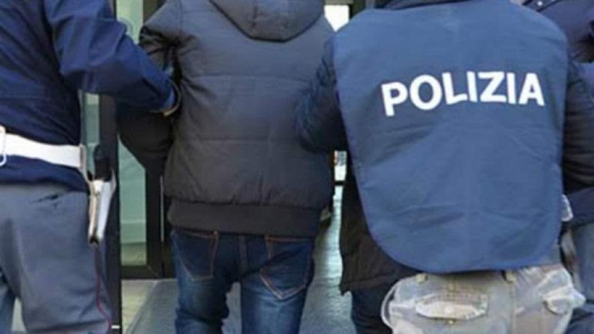 Bolzano, arrestato 15enne per terrorismo suprematista: pianificava azione