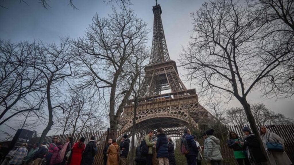 Parigi, la Tour Eiffel chiusa per sciopero per il 4° giorno consecutivo I  sindacati invocano il restauro