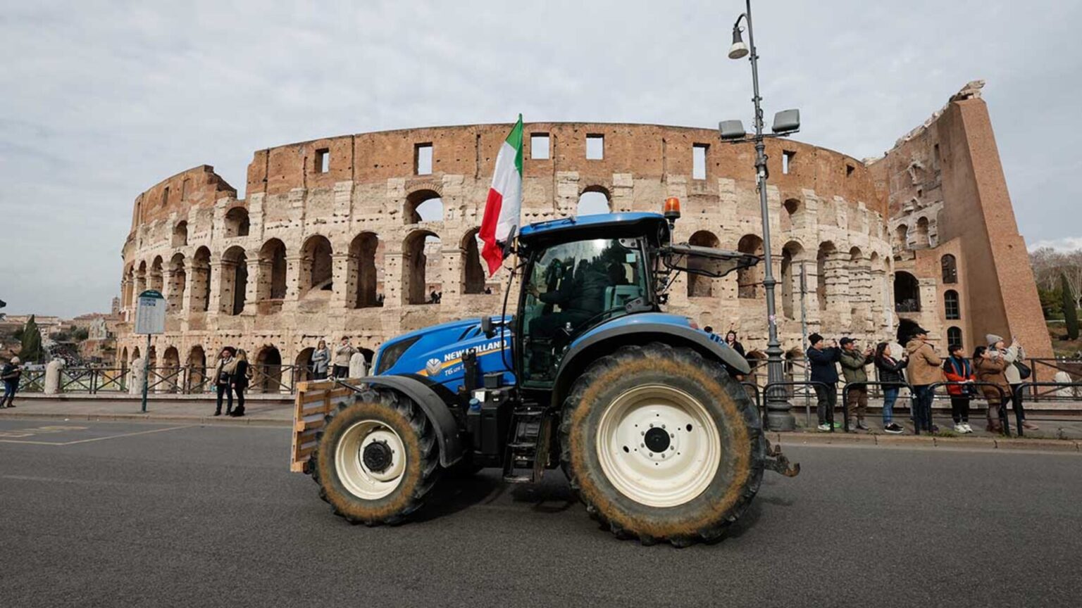 trattori roma protesta agricoltori colosseo 1