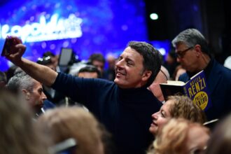 Matteo Renzi sul palco della Leopolda