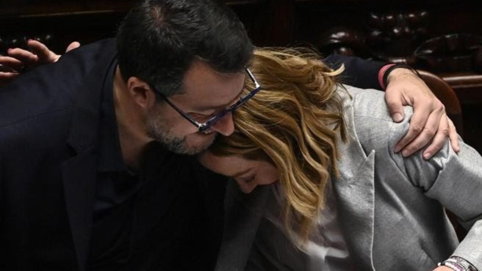 Abbraccio Meloni Salvini