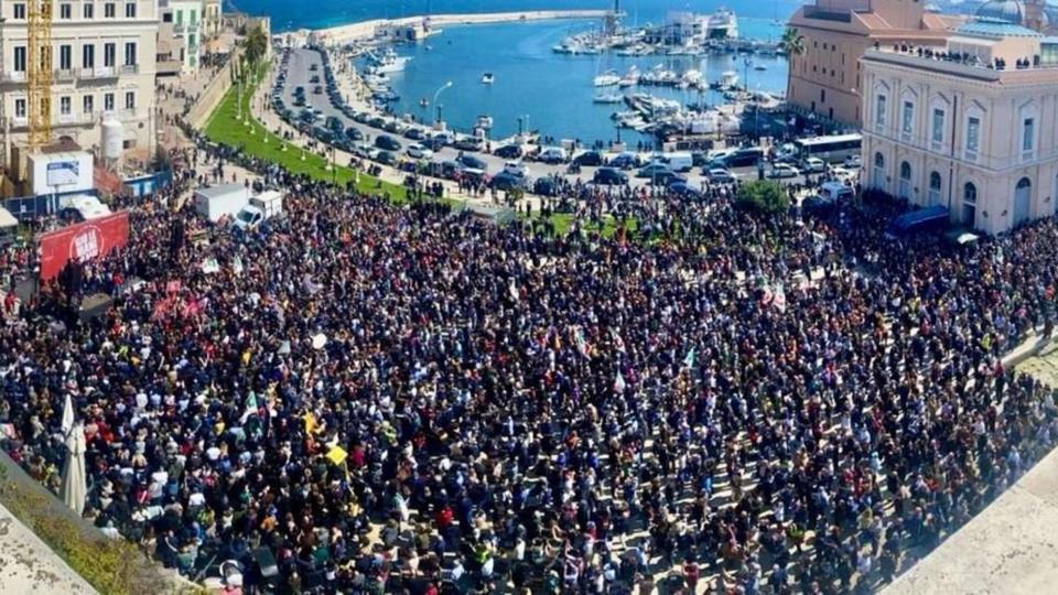 Bari Scende In Piazza Per Decaro Ma Emiliano Apre Bocca E Rovina Tutto