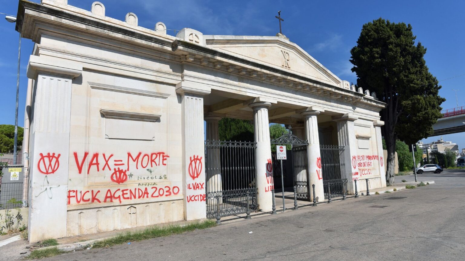 Bari, scritte no vax al cimitero monumentale