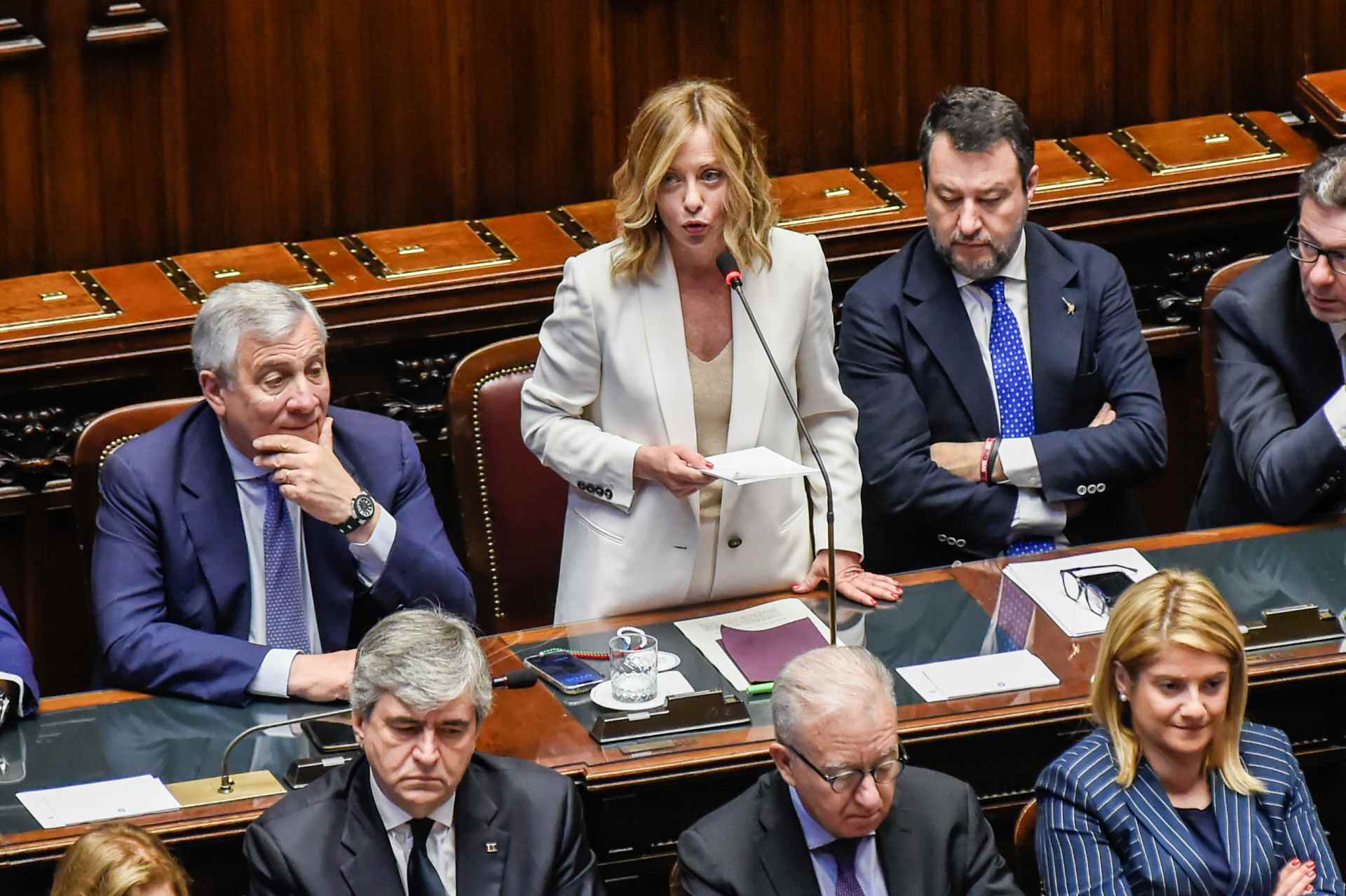 Meloni ricorda Satnam ma riprende Tajani e Salvini: “Regà, alzateve pure voi” VIDEO