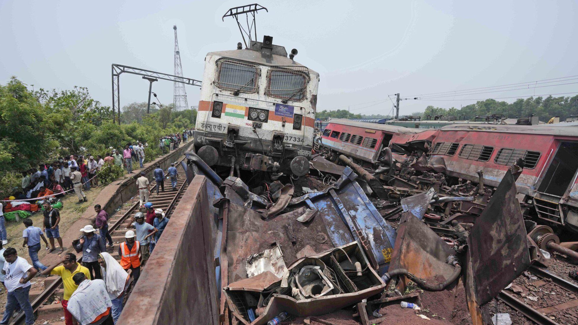 India, drammatico schianto tra treni: almeno 15 morti e 60 feriti