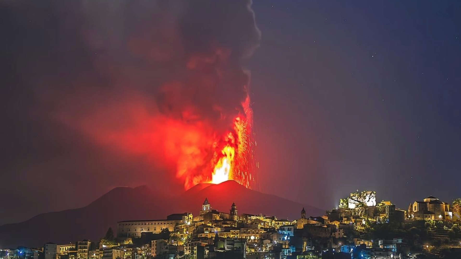 Etna in eruzione ma l’aeroporto di Catania resta operativo
