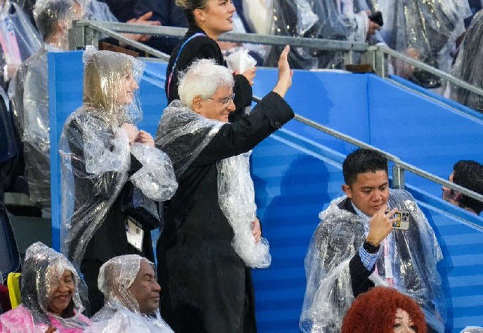 Olimpiadi 2024, Mattarella aspetta l’Italia sotto la pioggia, poi se ne va