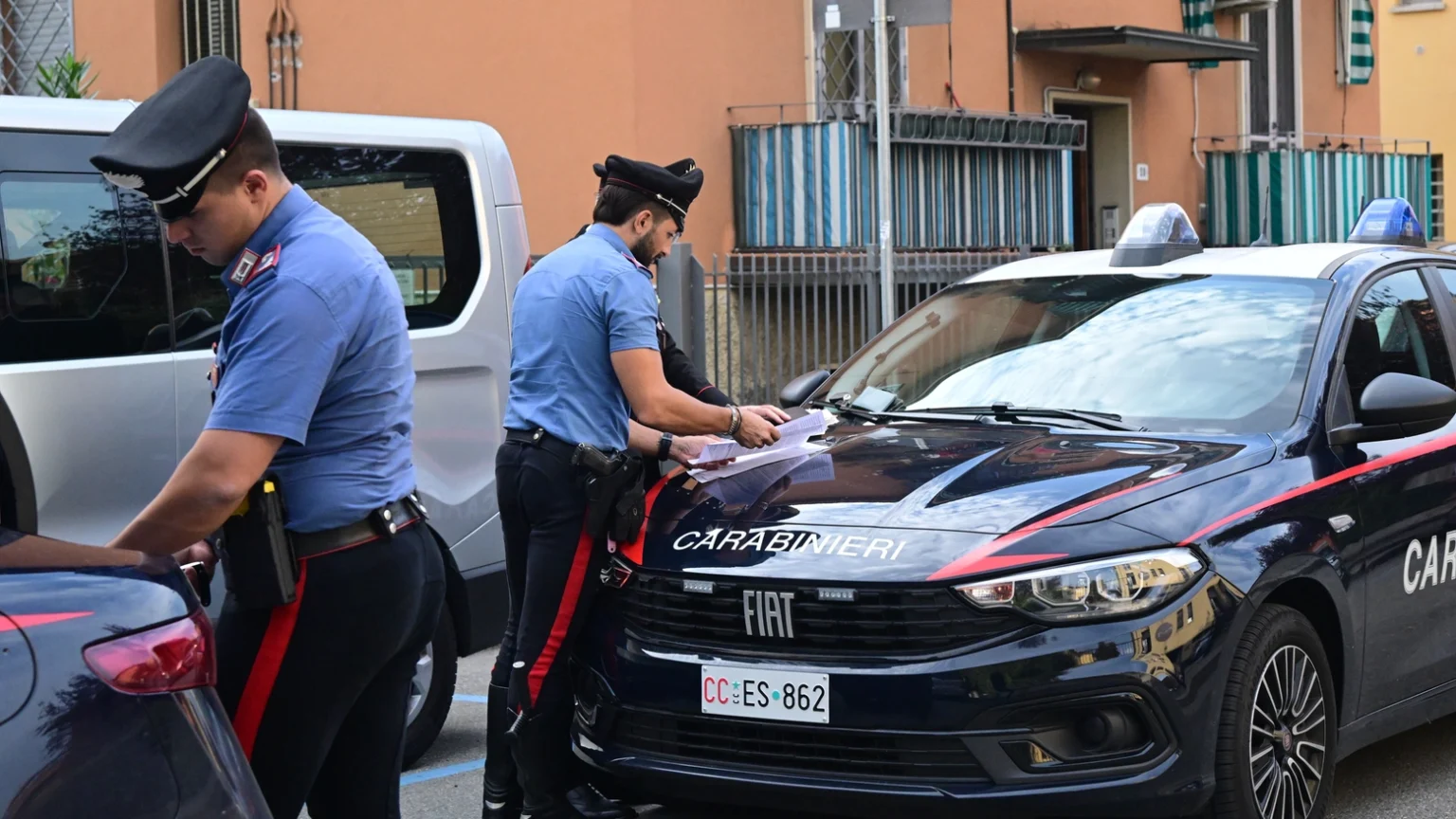 Giussano, 24enne accoltellata alla schiena fuori da un supermercato