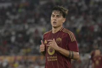 Dybala con la maglia della Roma