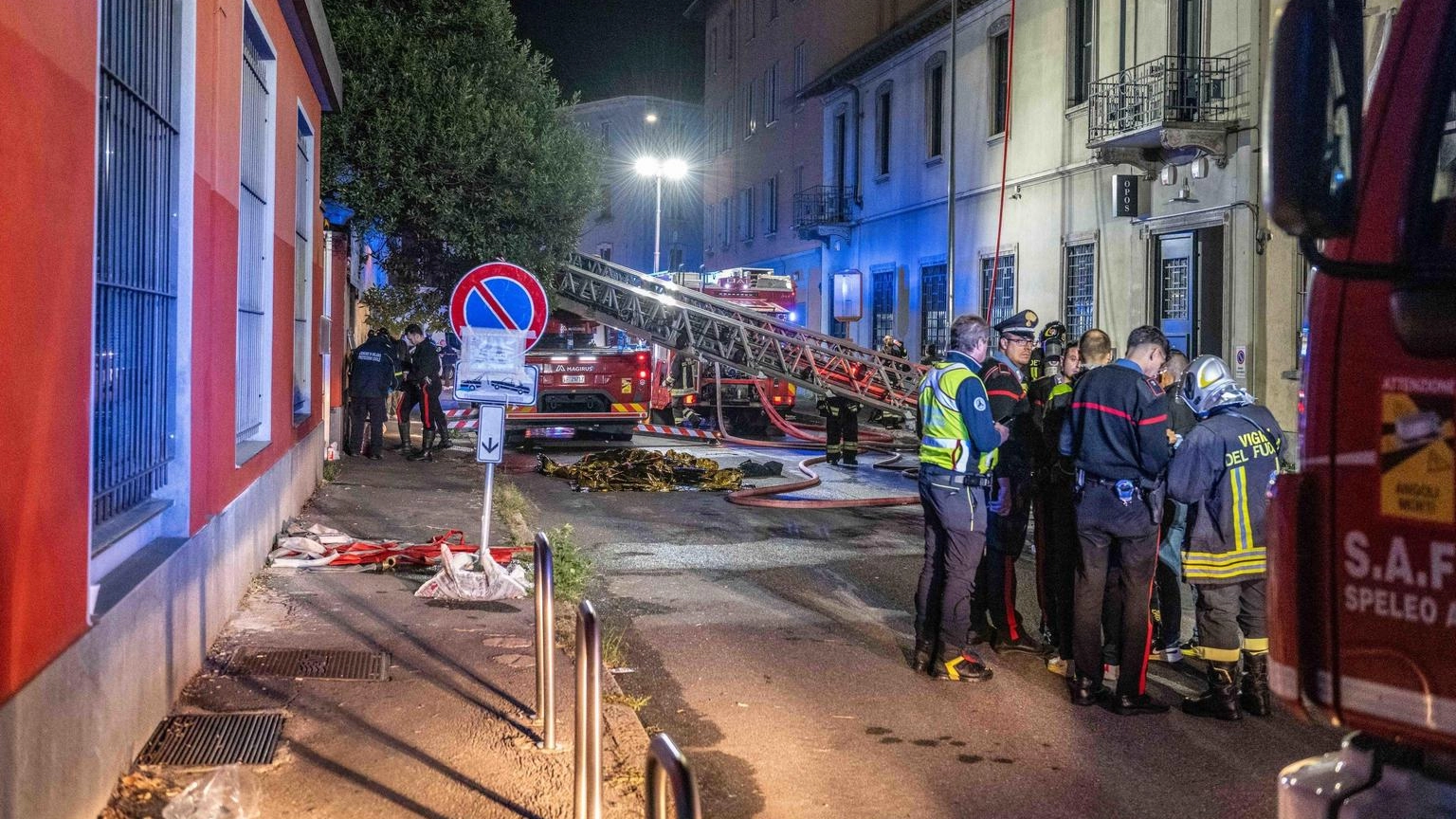 Incendio a Milano, 3 morti in un emporio cinese: c’è l’ipotesi dolosa