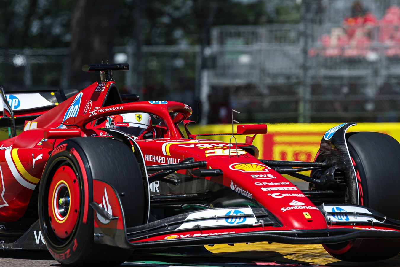 Leclerc con la Ferrari