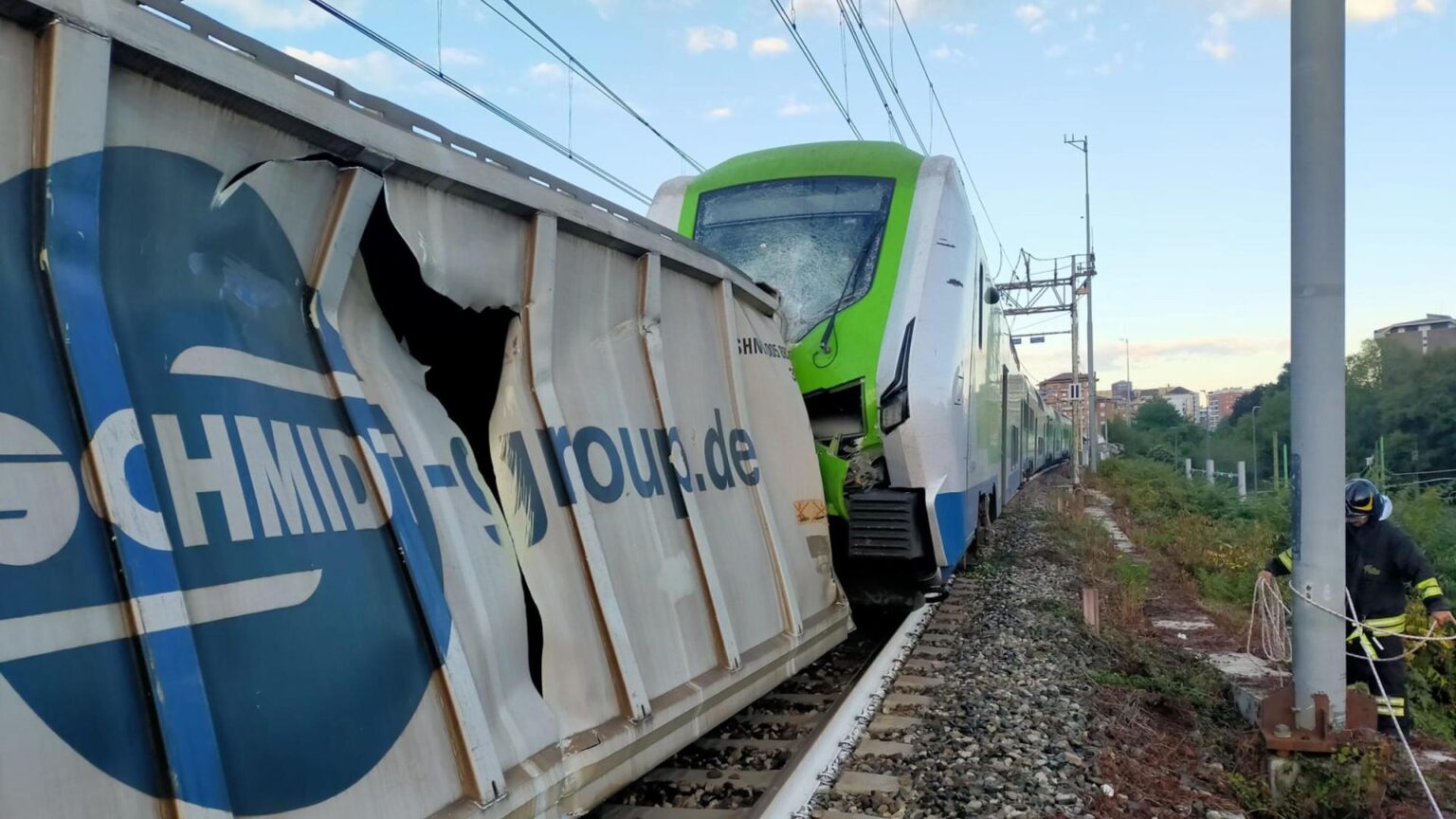 Treno Domodossola-Milano colpisce un container