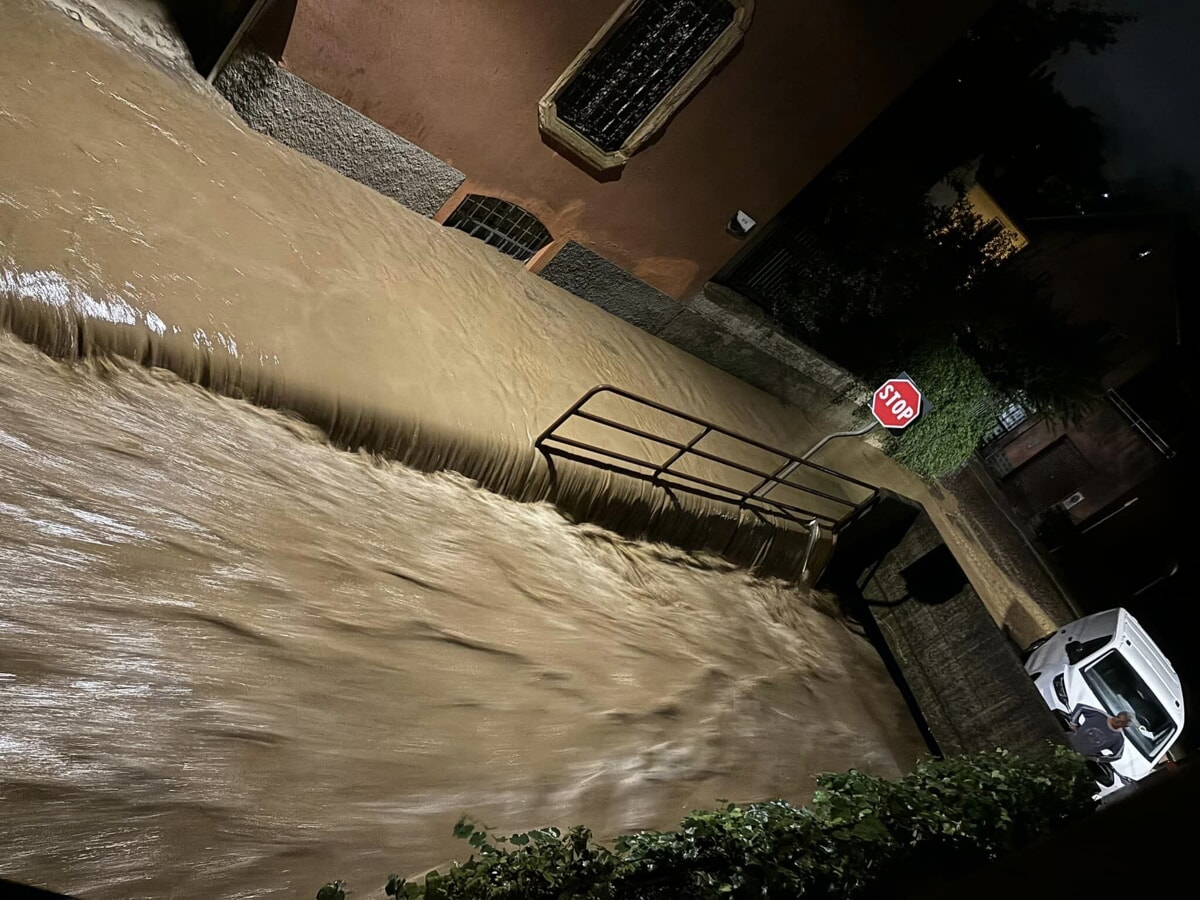 Maltempo a Milano, esonda il fiume Lambro: occhi sul Seveso