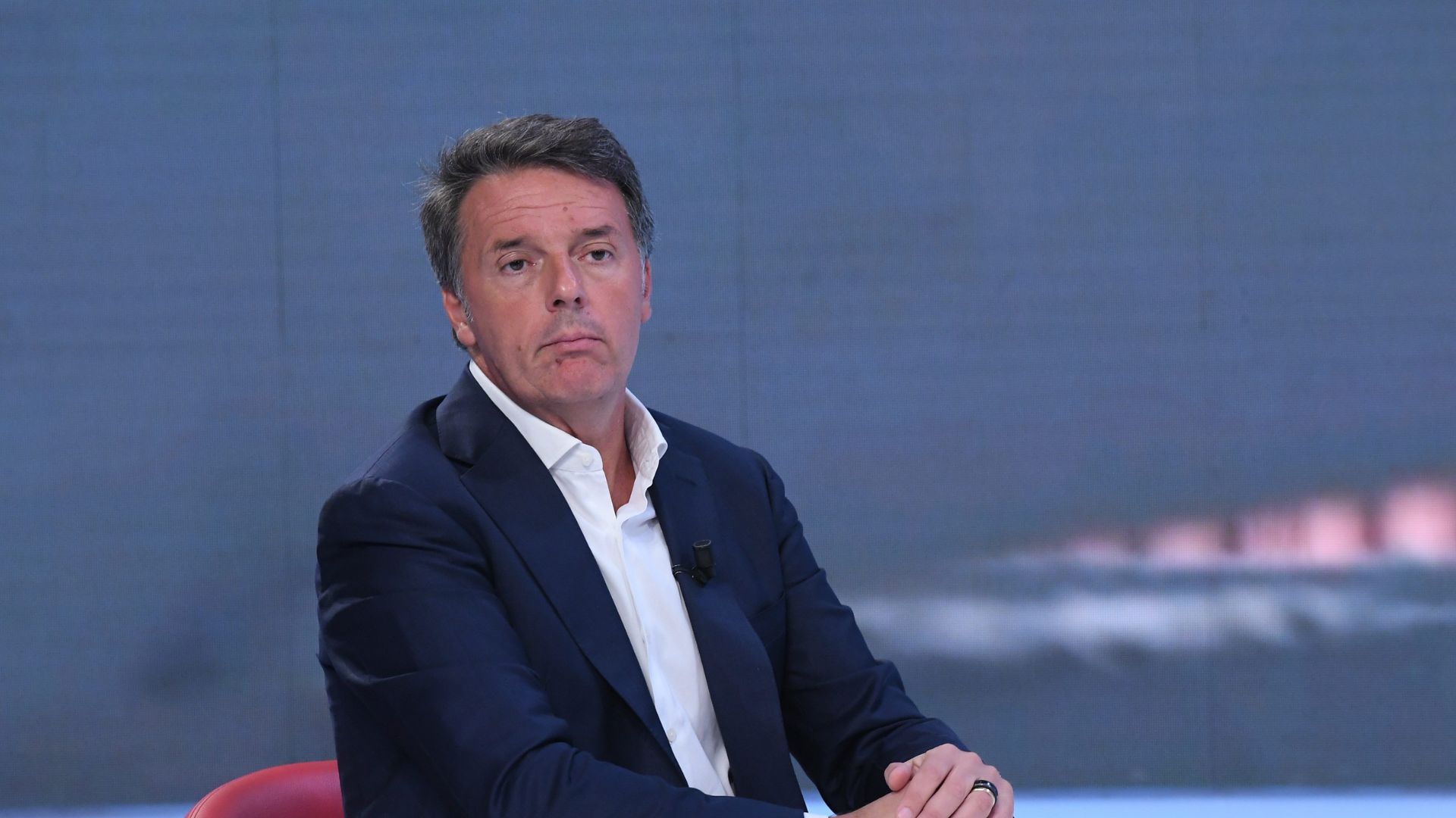 Renzi riaccende le polemiche sullo spionaggio: “Successe anche a me, Meloni smetta di piangere”