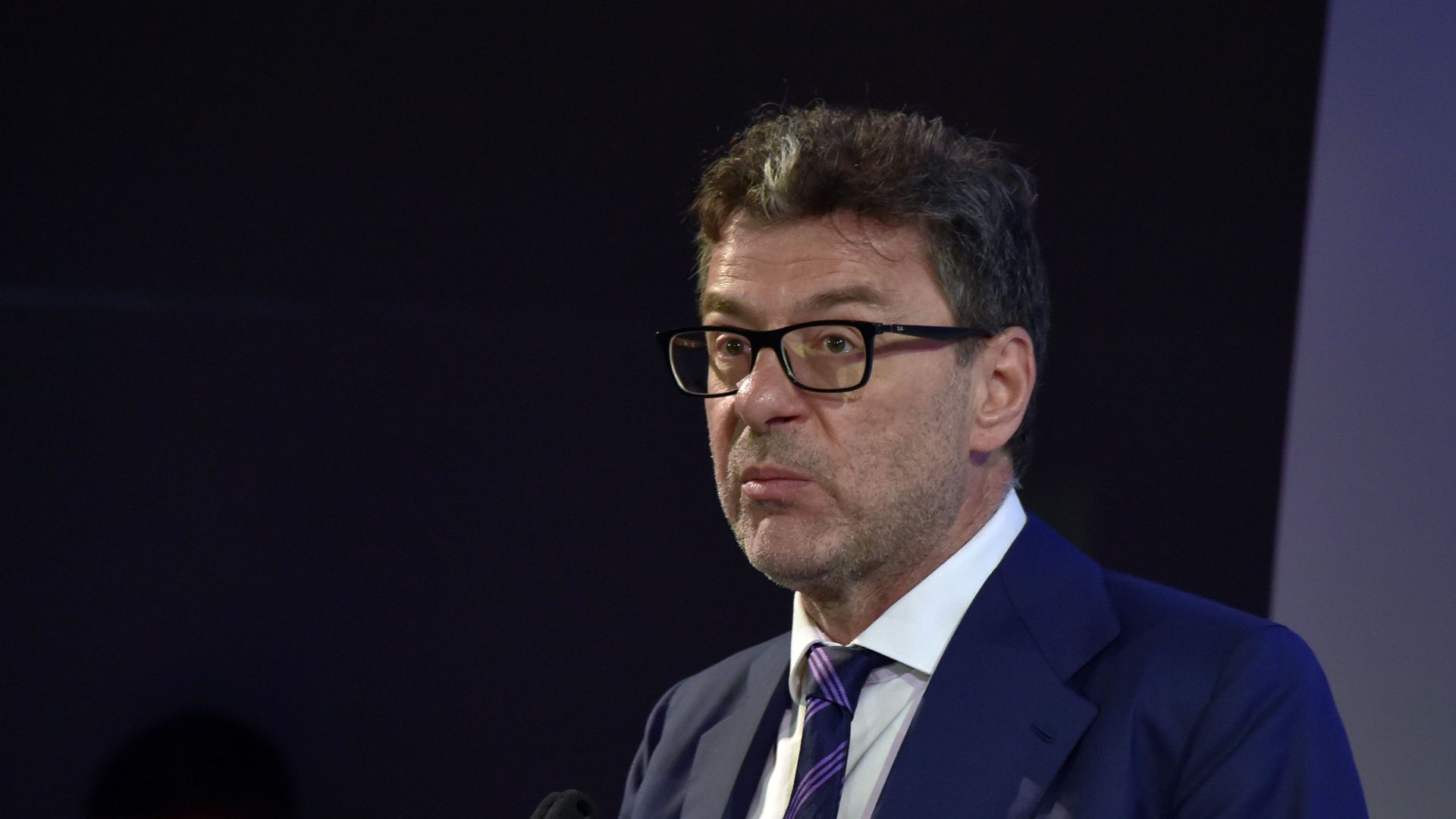 Manovra, Giorgetti invoca “sacrifici per tutti” e la Borsa crolla: Meloni sorpresa dal tempismo