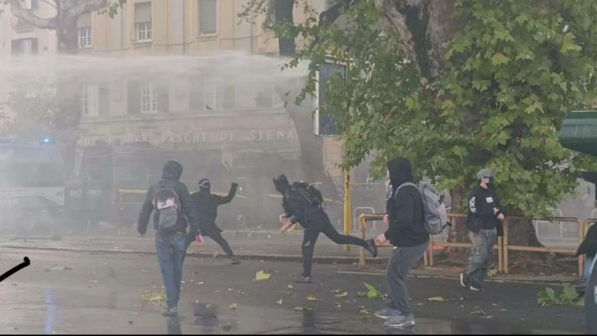 Roma, caos al corteo pro pal: bombe carta, bottiglie e sassi contro la polizia