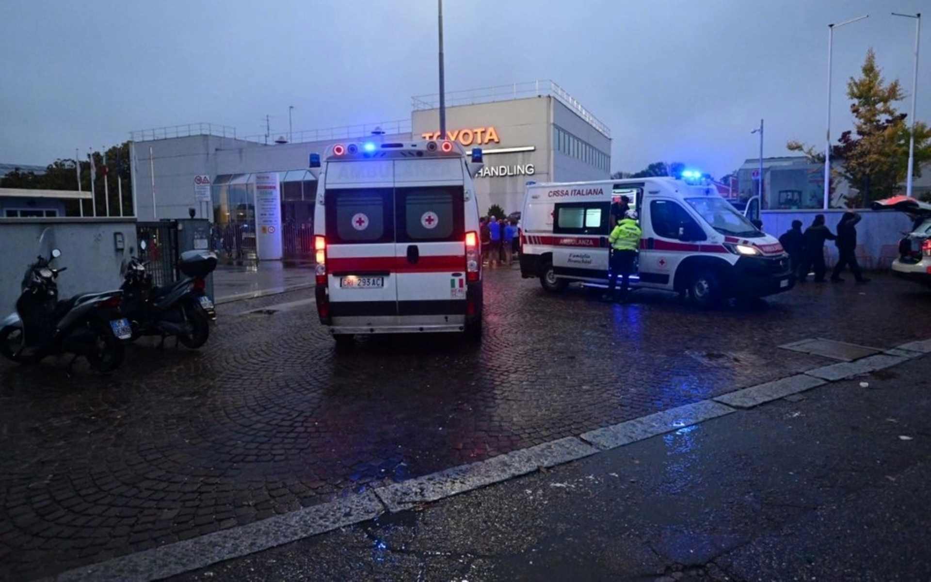 Bologna, violenta esplosione in un capannone Toyota: due morti. Sciopero dei sindacati