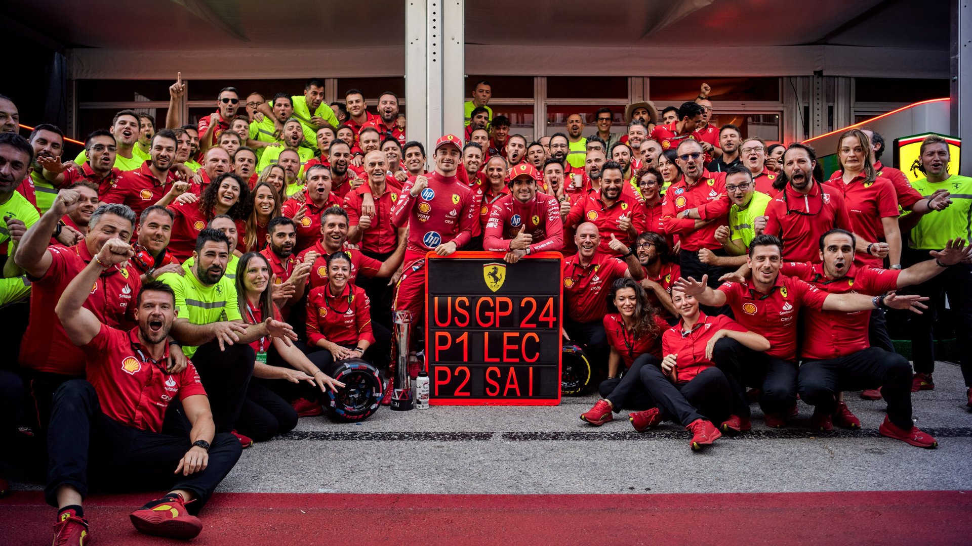 Charles Leclerc e Carlos Sainz, doppietta Ferrari al Gp Austin