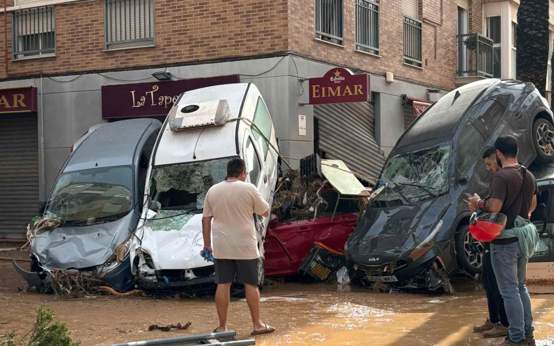 Inferno di fango in Spagna: il Sud di Valencia si trasforma in un incubo: “Per 48 ore siamo stati soli”