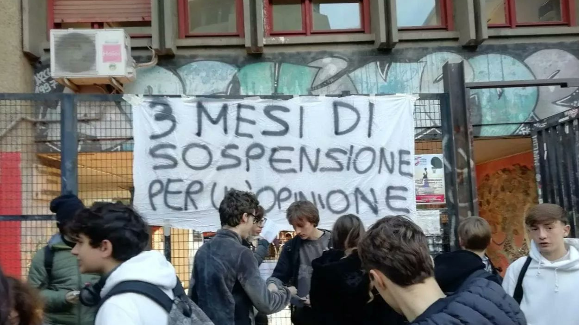 Offese a Valditara, sanzioni per Raimo, gli studenti: “3 mesi di sospensione per un’opinione”