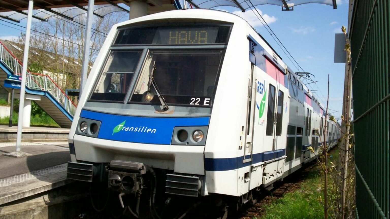 Francia, aggressione con ascia sul treno