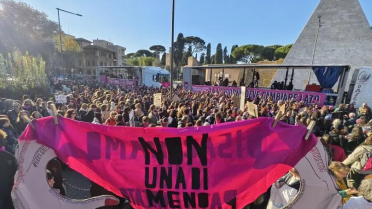 Roma, bruciata la foto di Valditara al corteo contro la violenza sulle donne