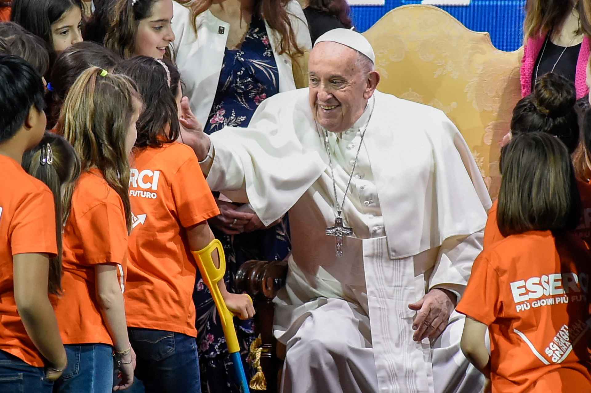 Papa Francesco ai giovani: “Mettete da parte l’apparenza fisica e i social, pensate alle cose concrete”