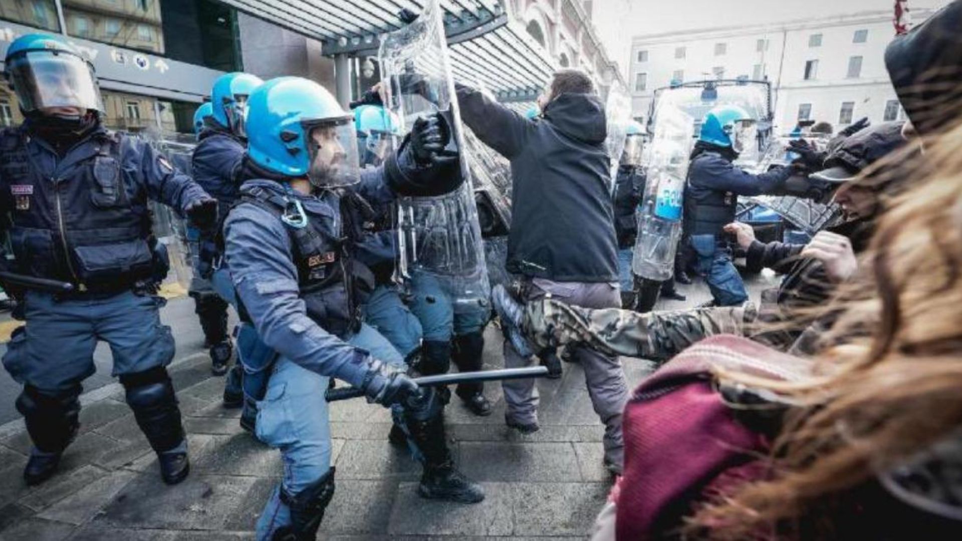 Sciopero, a Torino scontri tra manifestanti e polizia: bruciate foto di Salvini e Meloni