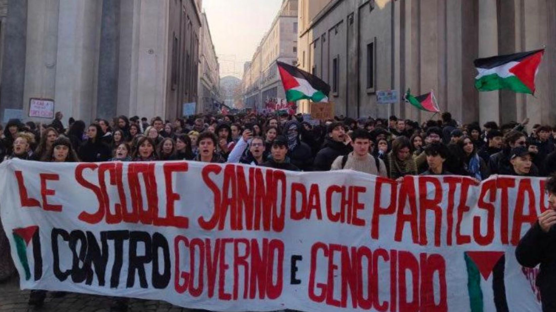 Scontri ai cortei studenteschi: bruciato fantoccio Valditara, foto Meloni imbrattata con vernice rossa