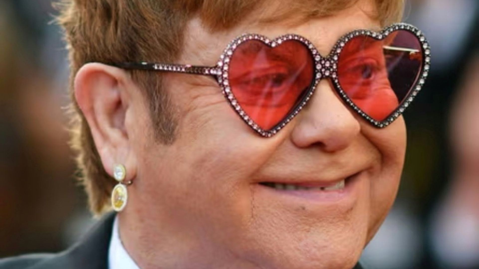 Elton John, fan preoccupati: si aggrava il suo stato di salute