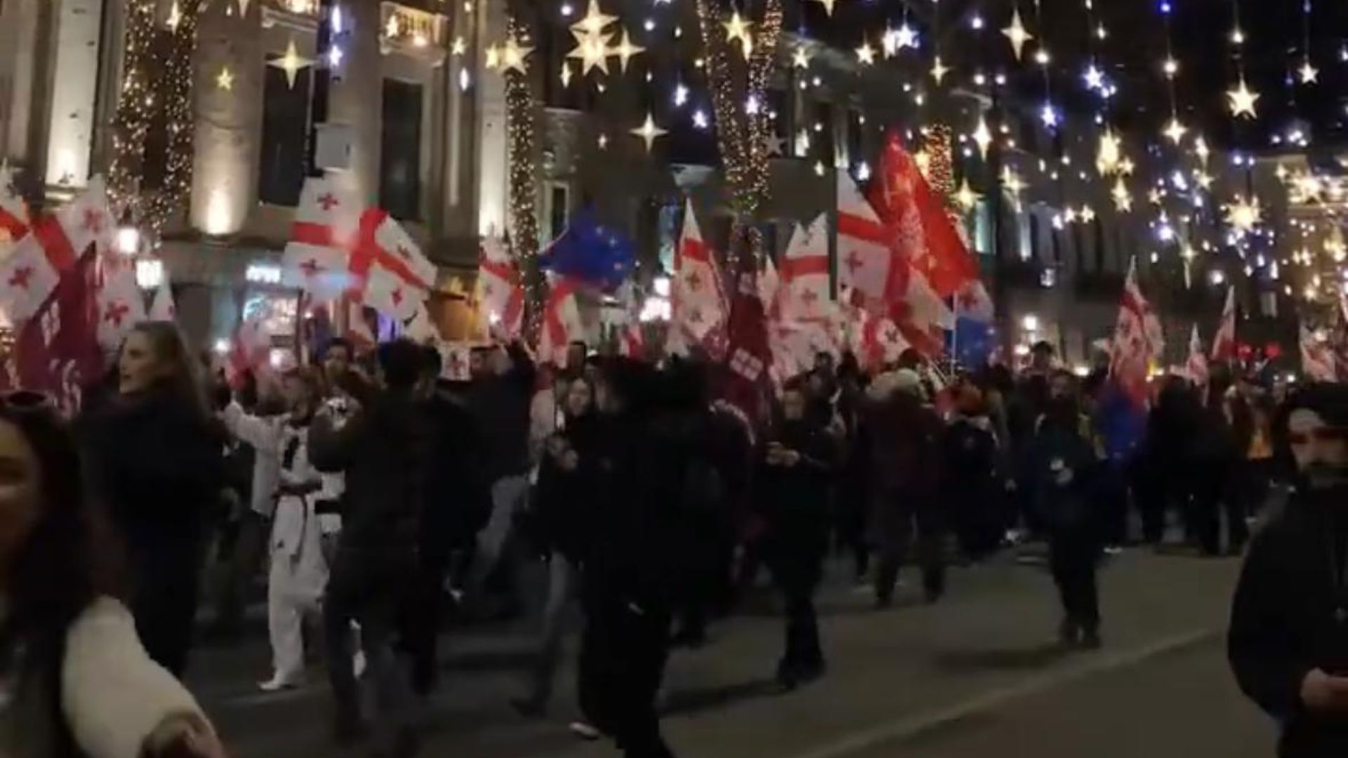 Georgia, è il giorno dell’insediamento di Kavelashvili: duemila persone in protesta