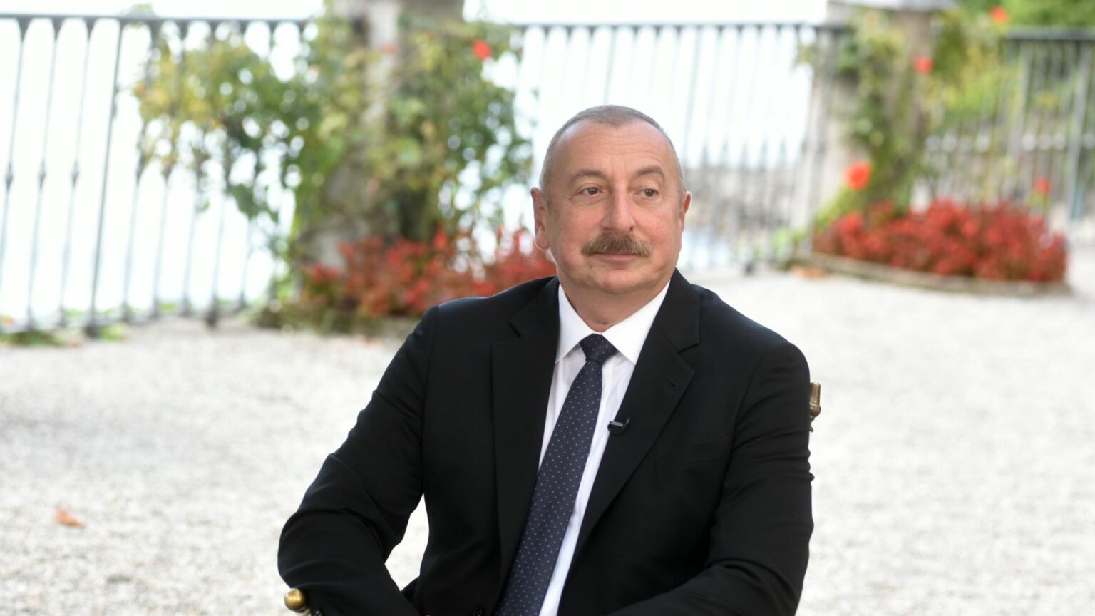 Il presidente azero Ilham Aliyev sull'aereo caduto