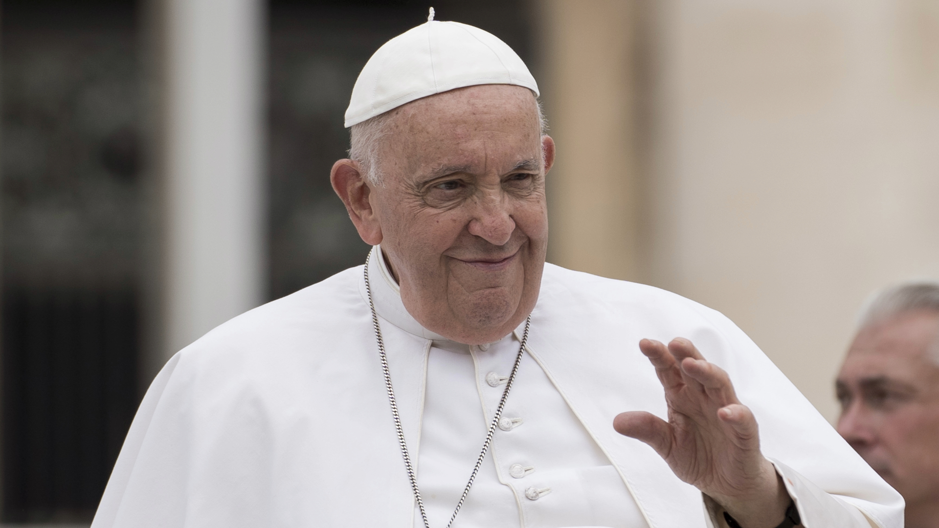 Papa Francesco domani potrebbe affacciarsi dal Gemelli: saluterà e benedirà i fedeli