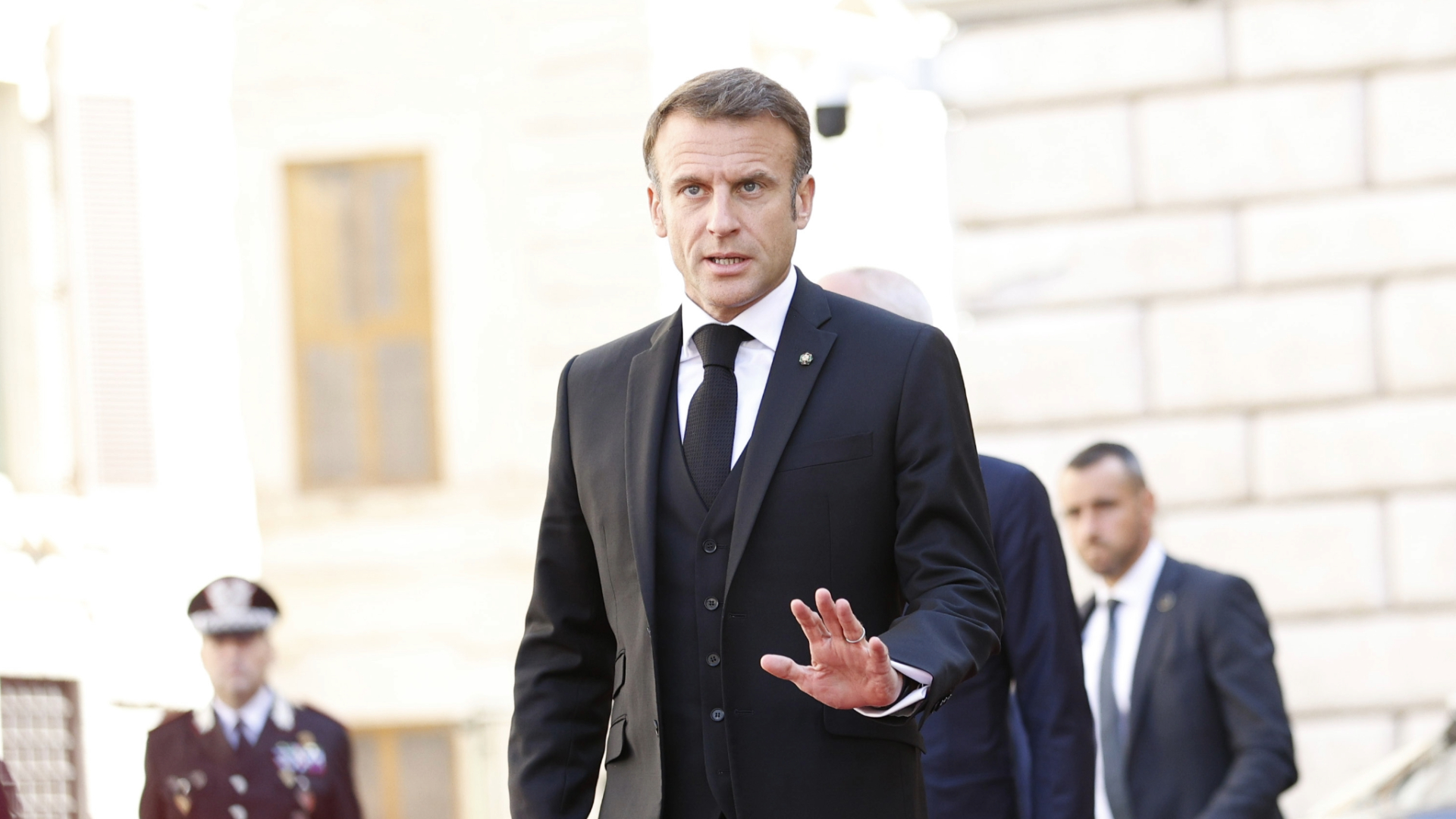 Macron sotto pressione alla ricerca di un governo: al via le consultazioni