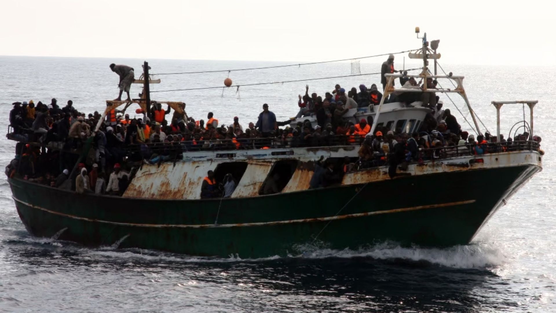 Migranti, bimba arrivata da sola su una barca a Lampedusa