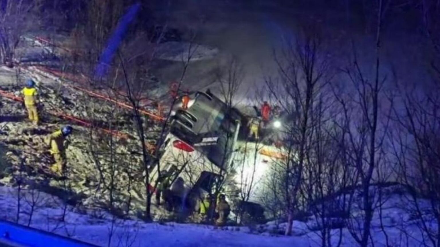 Norvegia, bus finisce in un lago ghiacciato