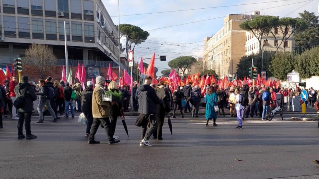 Roma, in 50mila contro il decreto sicurezza: petardi danneggiano vetrina Carrefour