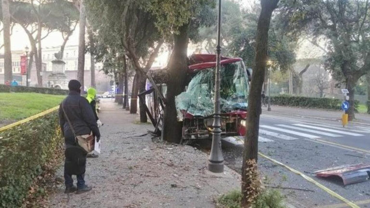 Roma, incidente tra bus e automobile: morto il conducente dell'auto privata