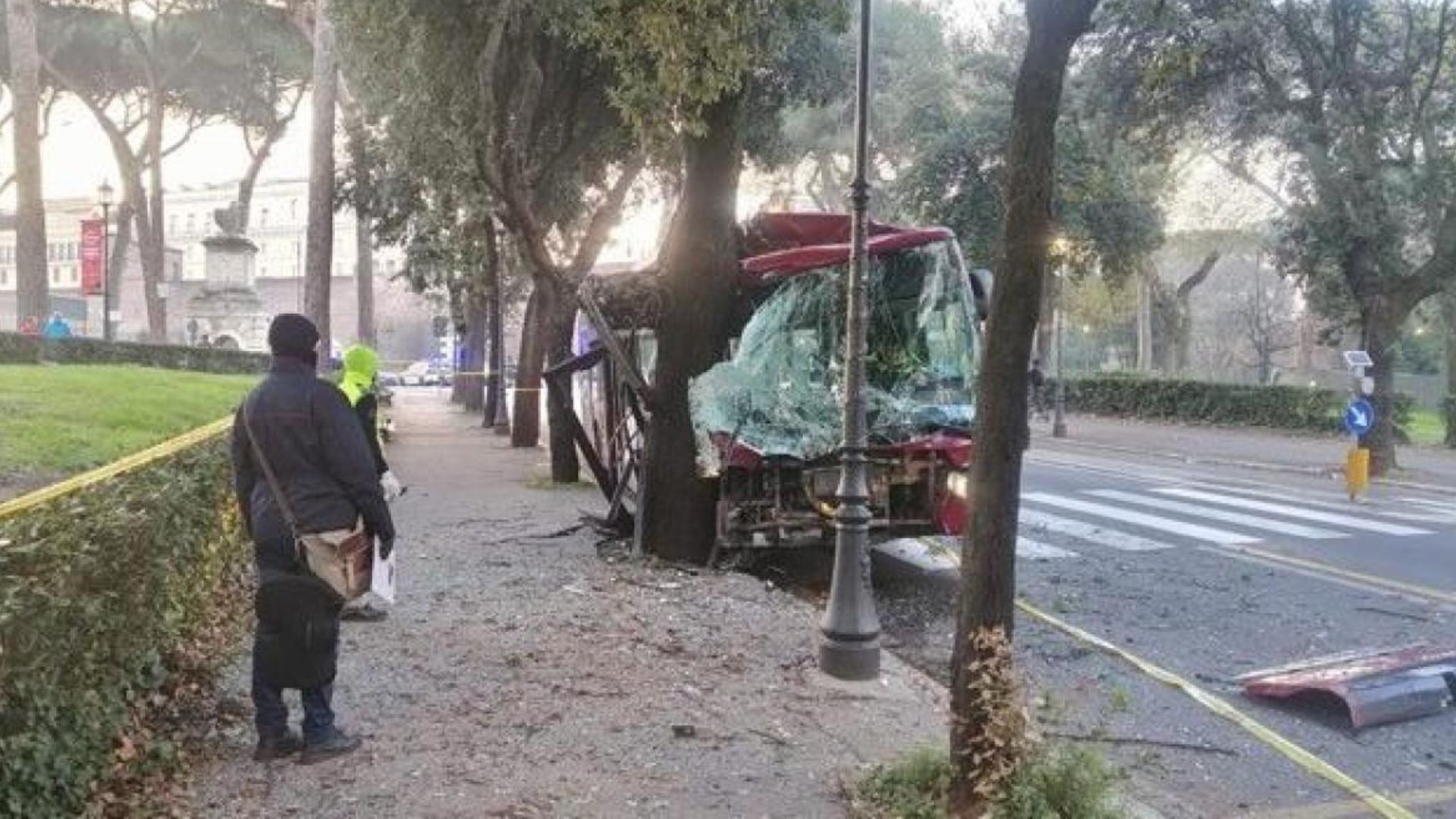 Roma, incidente tra bus e automobile: morto il conducente dell'auto privata