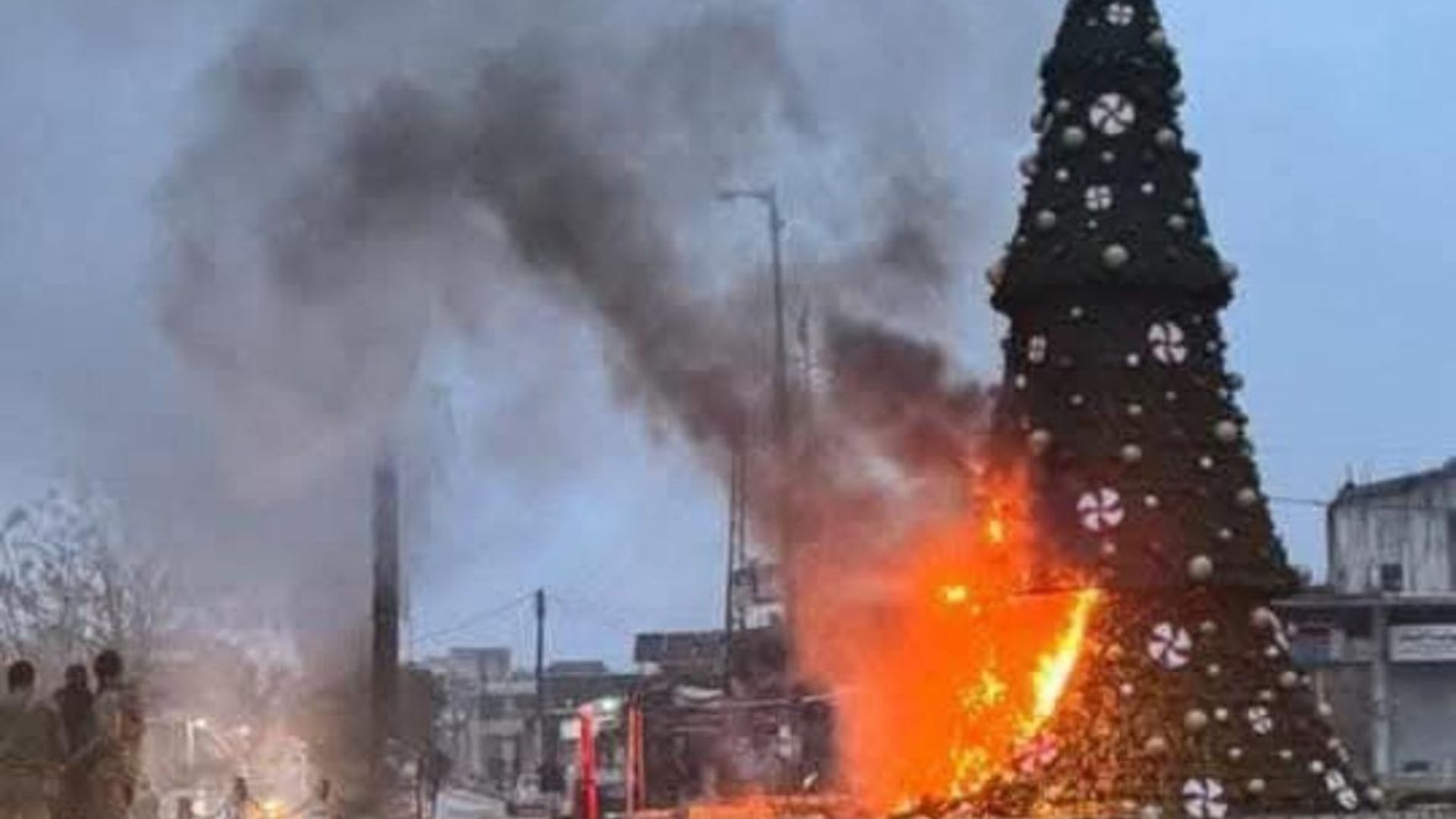 Siria, miliziani danno fuoco ad albero di Natale ad Hama: proteste cristiani nel Paese