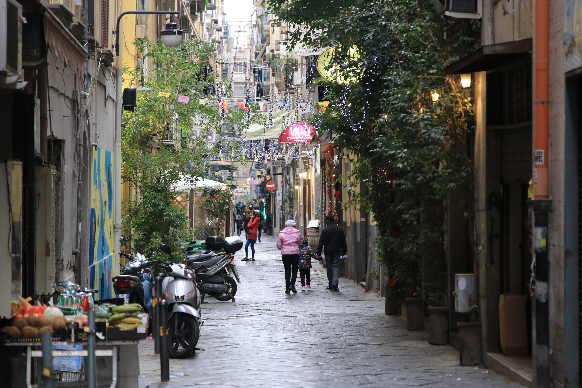 Shock a Napoli, donna violentata in una baraccopoli: i residenti la aiutano a salvarsi