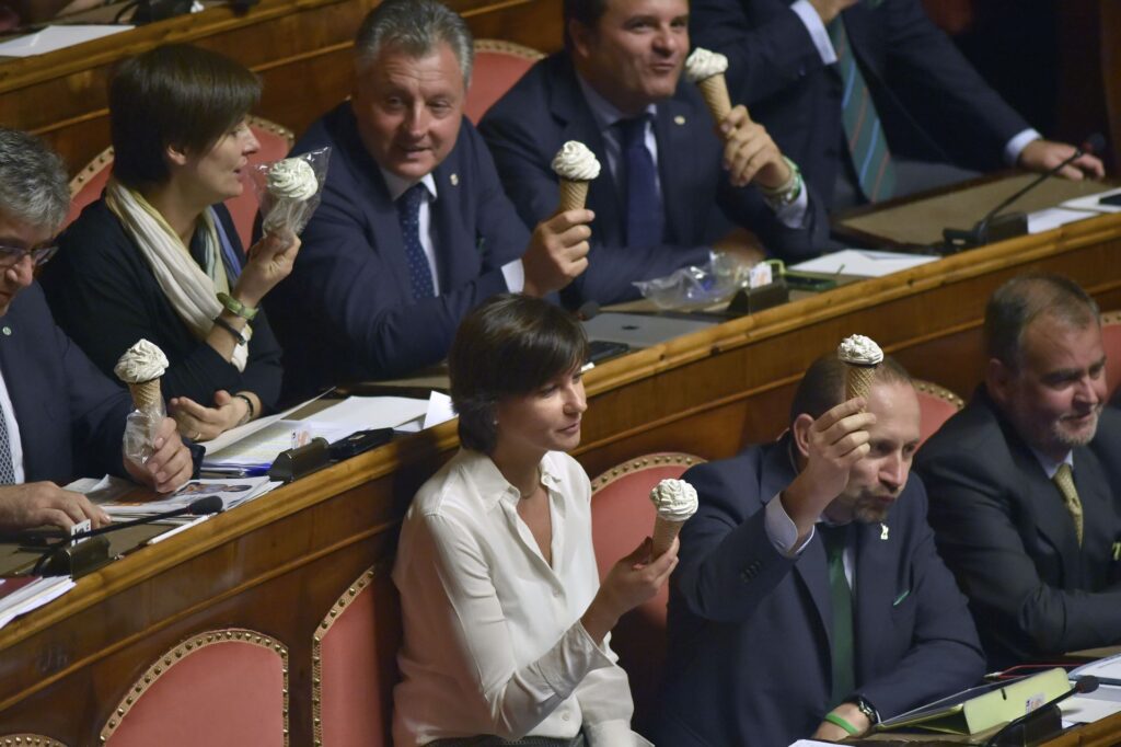 PATRIZIA BISINELLA PAOLO ARRIGONI E GLI ALTRI SENATORI DELLA LEGA MANGIANO UN GELATO IN AULA