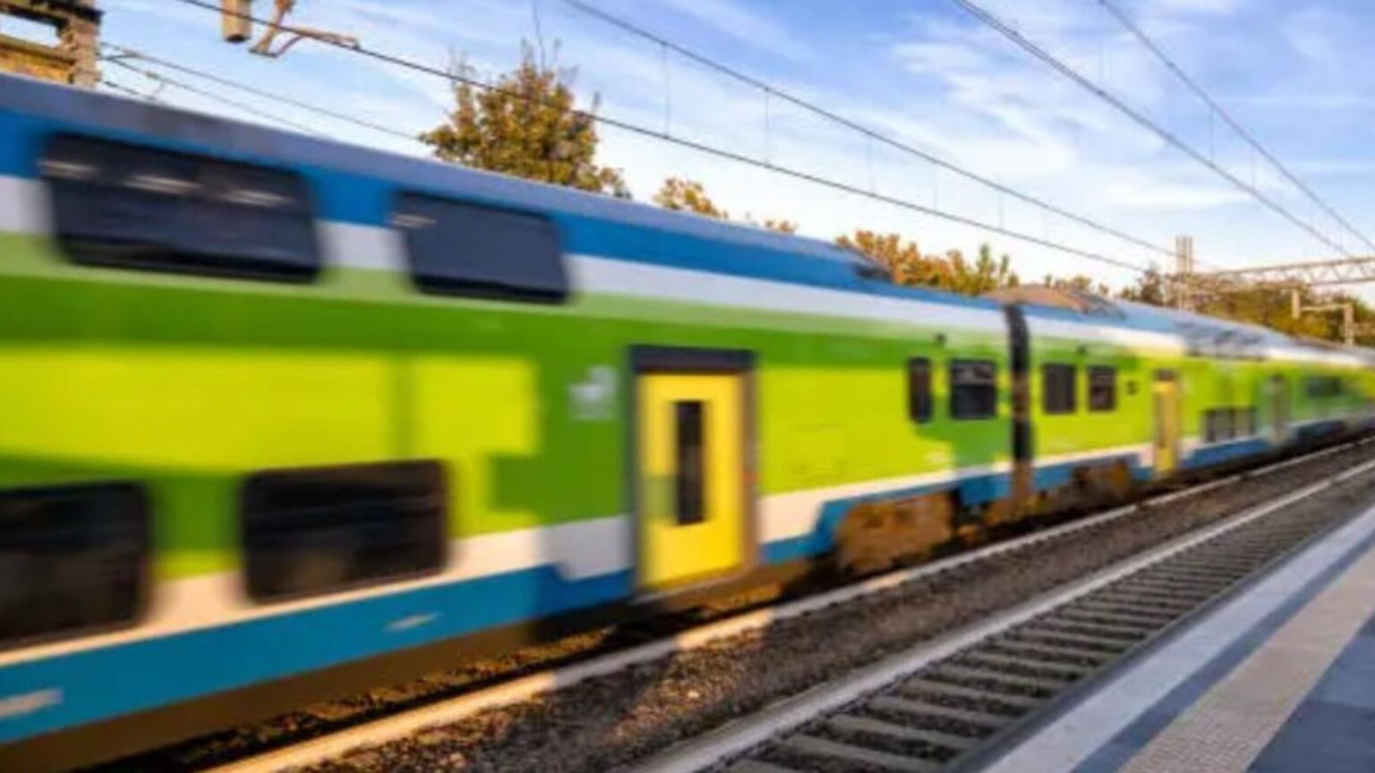 Padova, catena bici su linea aerea ferrovia