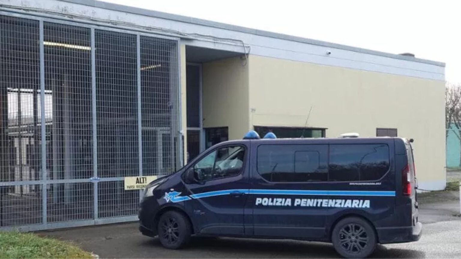 Modena, detenuto ingerisce batterie poi aggredisce agenti con una lametta