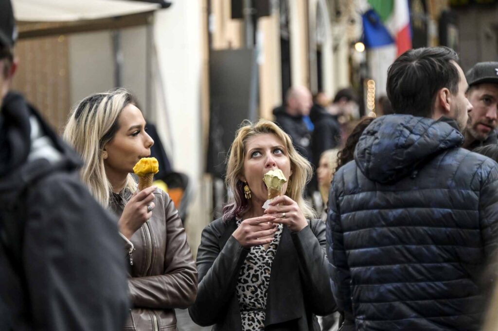 turisti che mangiano il gelato