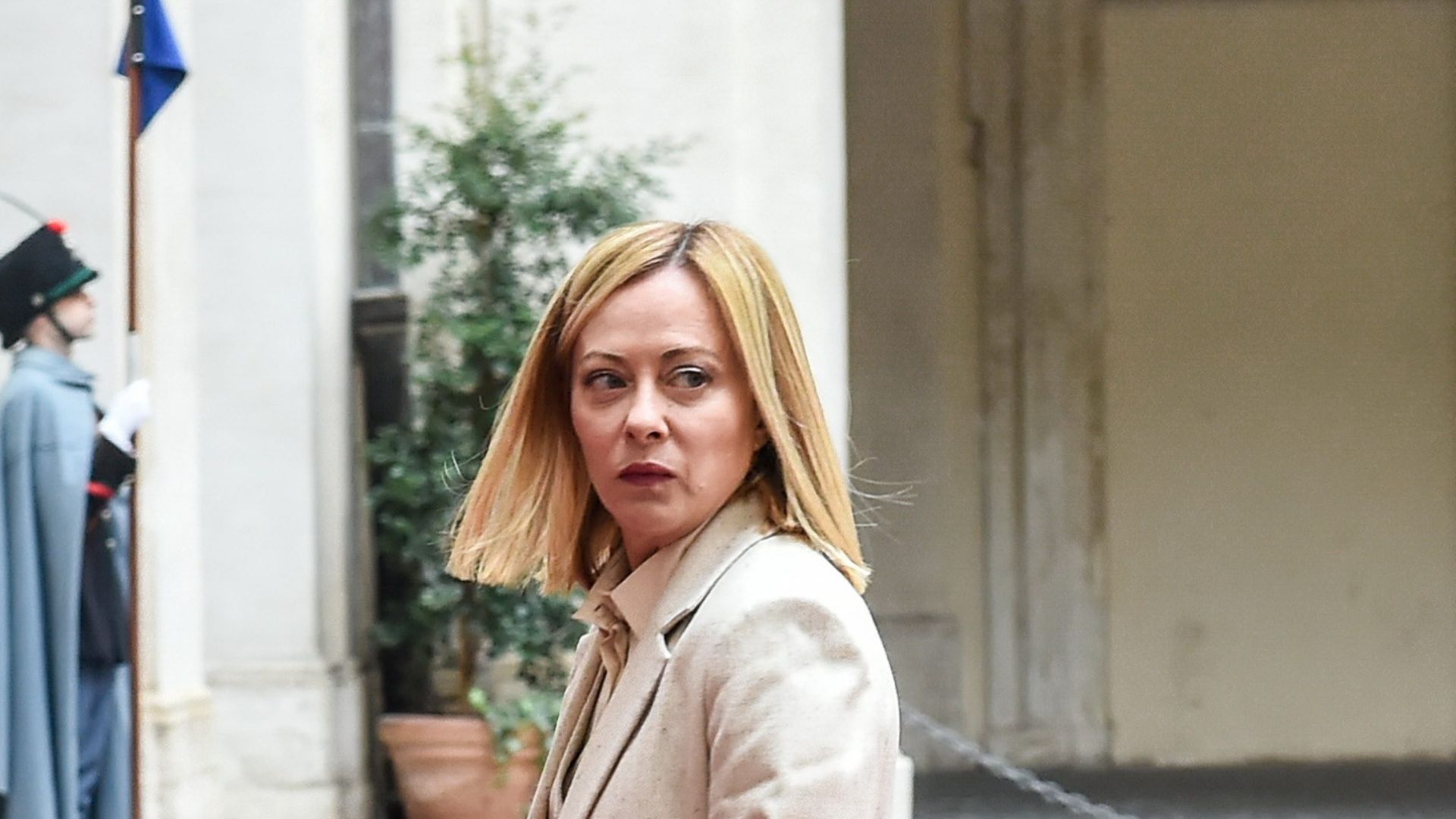 Caro bollette, Meloni rinvia Cdm di tre giorni: “Servono misure più efficaci”