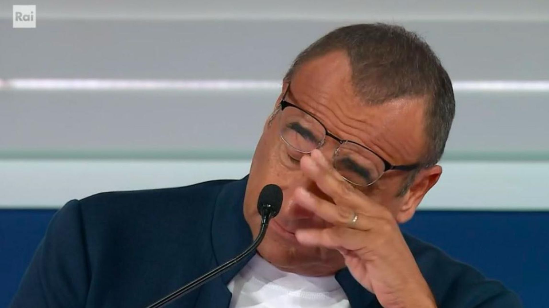 Sanremo 2025, Carlo Conti in lacrime ricorda sua mamma: cosa è successo in conferenza stampa | VIDEO